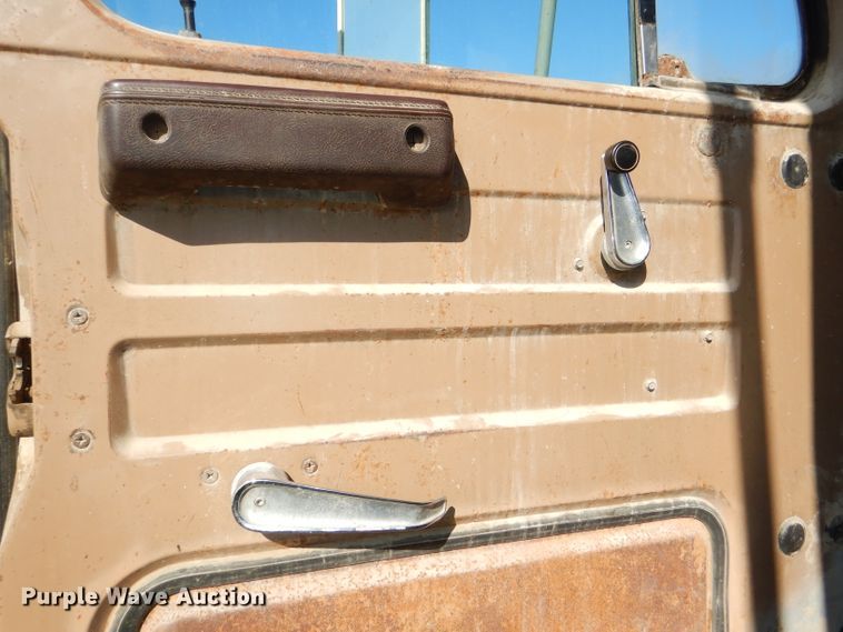 image for item DI2546 1981 International applicator truck