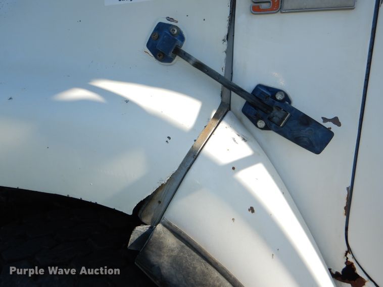 image for item DI2546 1981 International applicator truck