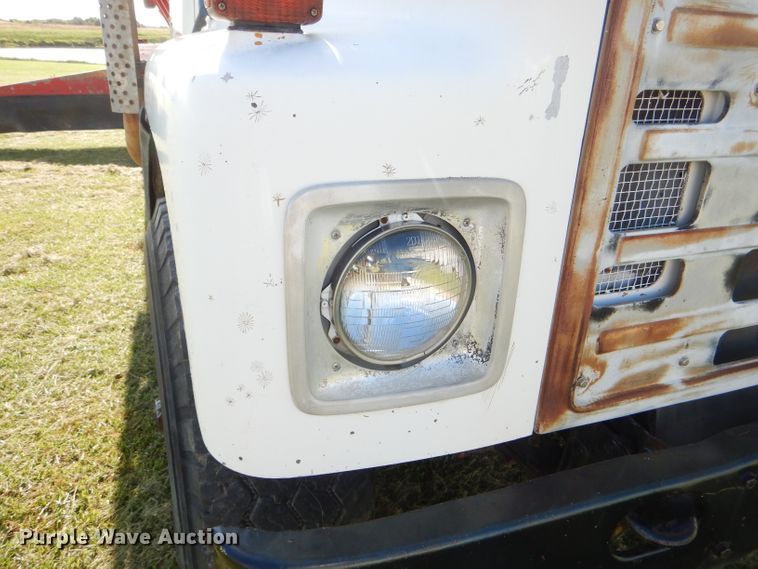 image for item DI2546 1981 International applicator truck