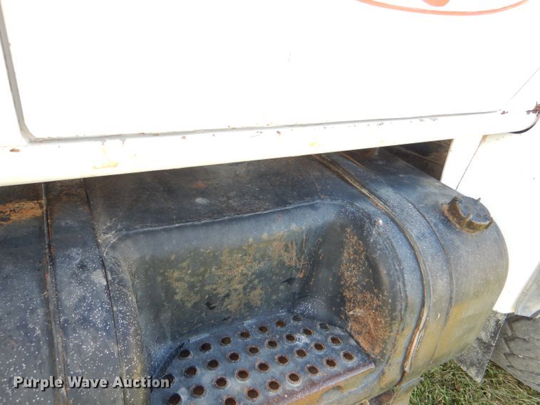 image for item DI2546 1981 International applicator truck