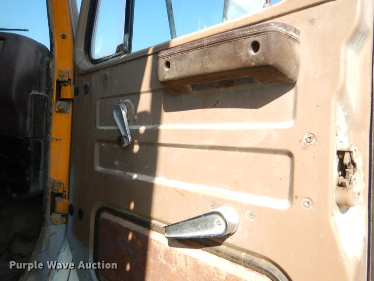 image for item DI2546 1981 International applicator truck