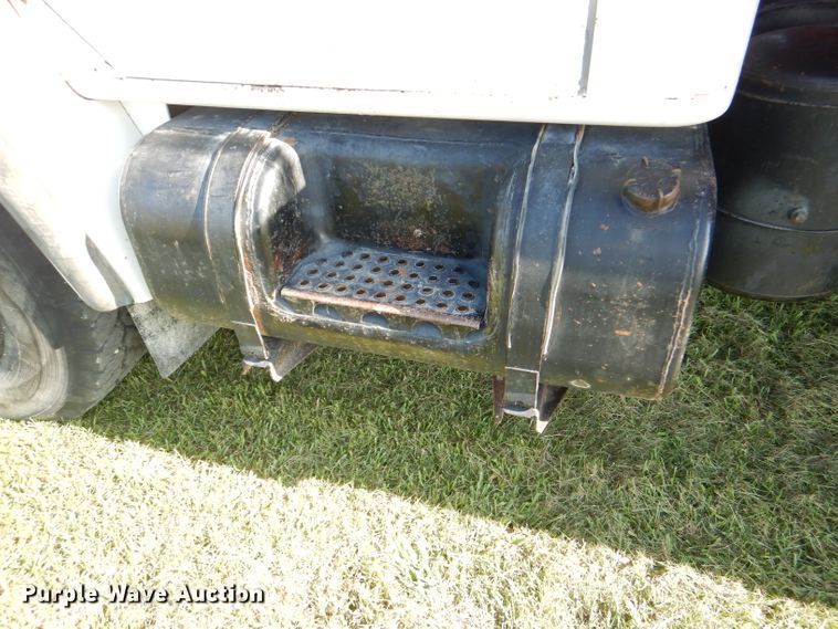 image for item DI2546 1981 International applicator truck