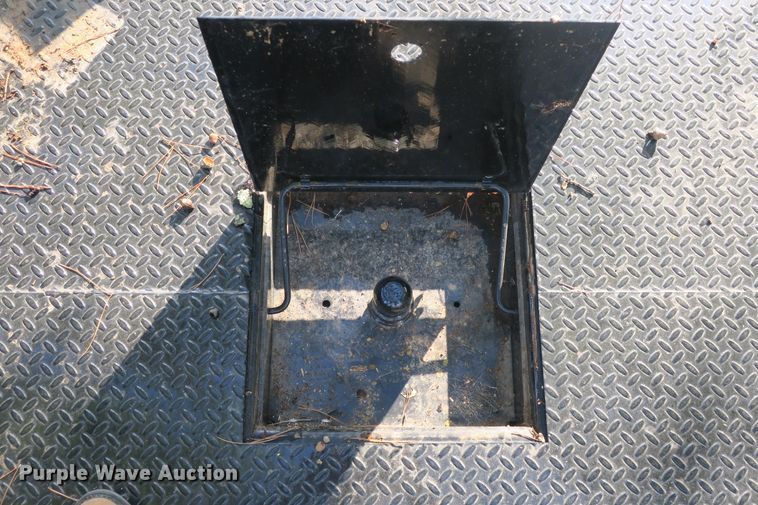 image for item EA9412 CM SZ029638 hydraulic bale bed