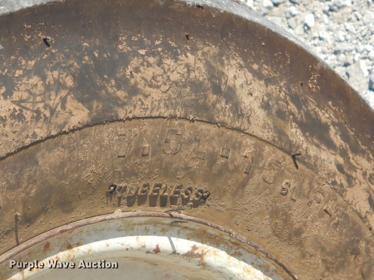 image for item EY9283 Oliver 1655 tractor