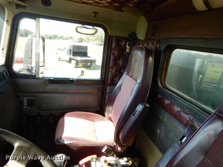 image for item EY9340 1993 Kenworth T600 grain truck