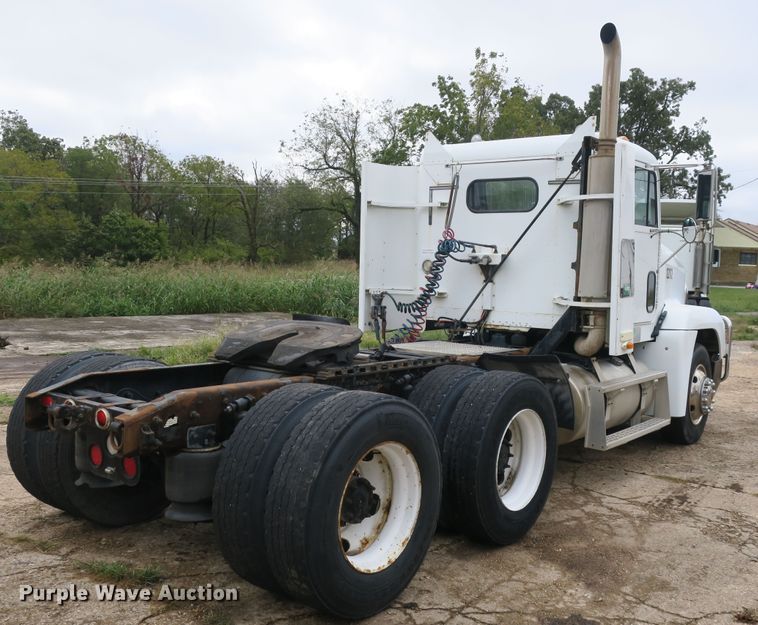 image for item DB10178 2001 Freightliner FLD semi truck