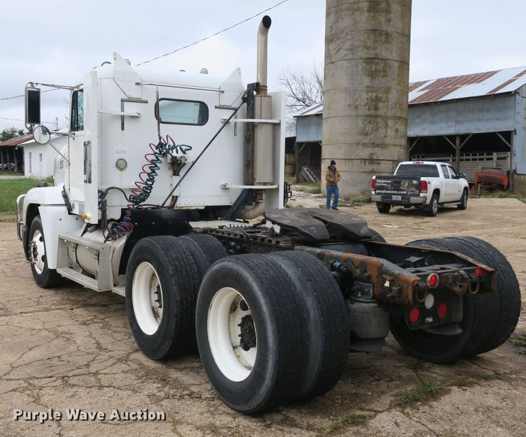 image for item DB10178 2001 Freightliner FLD semi truck