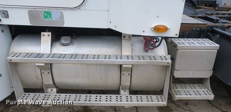 image for item DB10178 2001 Freightliner FLD semi truck