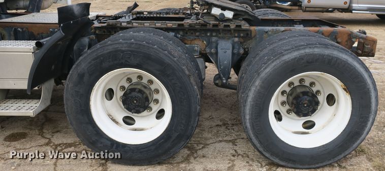 image for item DB10178 2001 Freightliner FLD semi truck