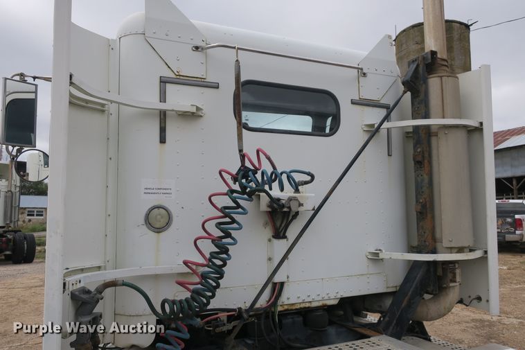 image for item DB10178 2001 Freightliner FLD semi truck