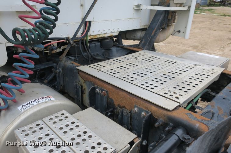 image for item DB10178 2001 Freightliner FLD semi truck