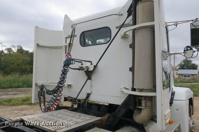 image for item DB10178 2001 Freightliner FLD semi truck