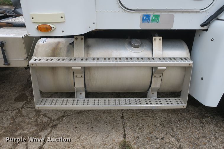 image for item DB10178 2001 Freightliner FLD semi truck