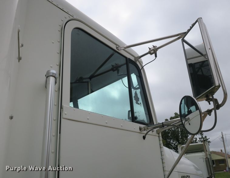 image for item DB10178 2001 Freightliner FLD semi truck