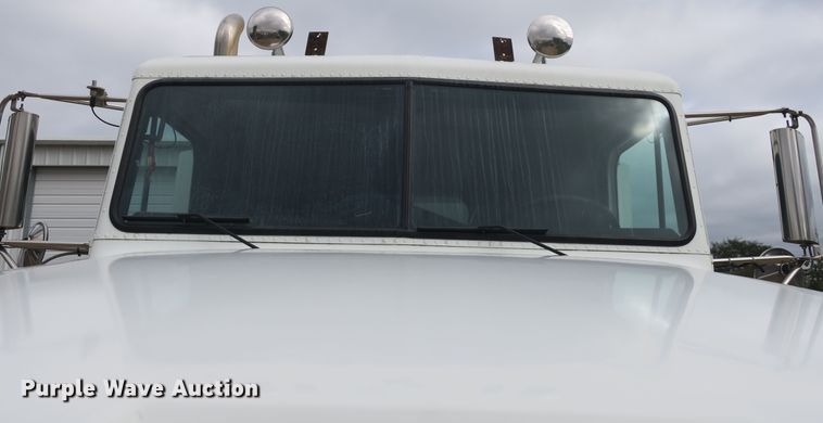 image for item DB10178 2001 Freightliner FLD semi truck