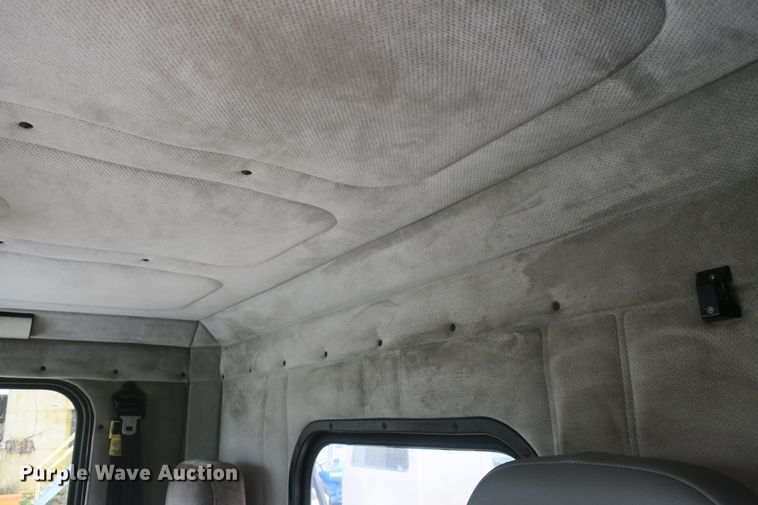 image for item DB10178 2001 Freightliner FLD semi truck