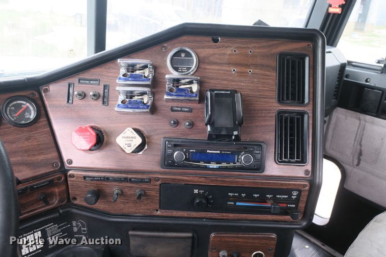 image for item DB10178 2001 Freightliner FLD semi truck