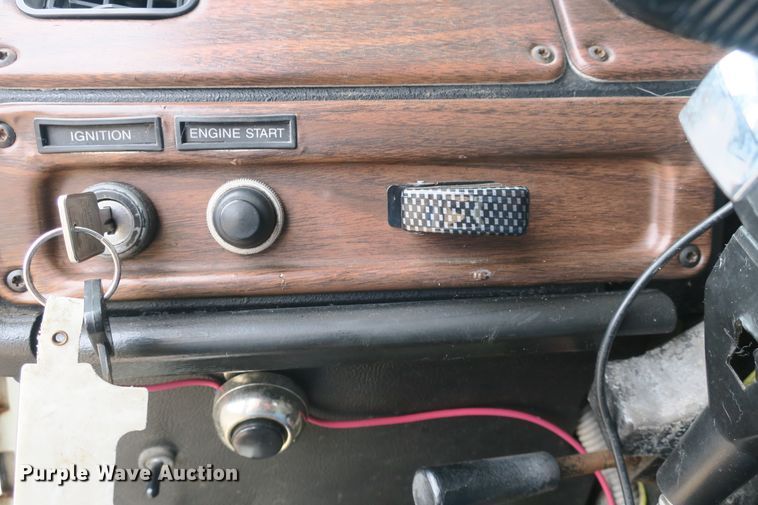 image for item DB10178 2001 Freightliner FLD semi truck