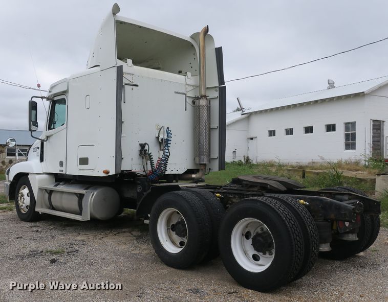 image for item DB10179 2002 Freightliner Century Class ST semi truck