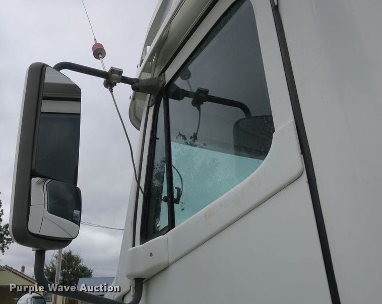 image for item DB10179 2002 Freightliner Century Class ST semi truck