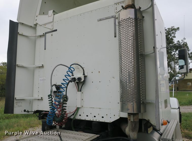 image for item DB10179 2002 Freightliner Century Class ST semi truck