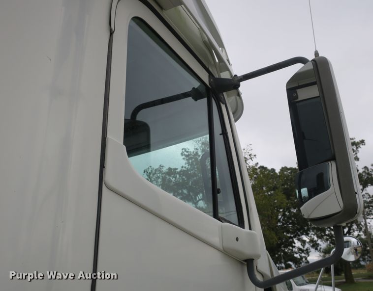 image for item DB10179 2002 Freightliner Century Class ST semi truck