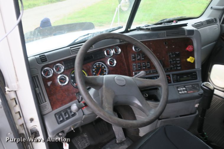 image for item DB10179 2002 Freightliner Century Class ST semi truck