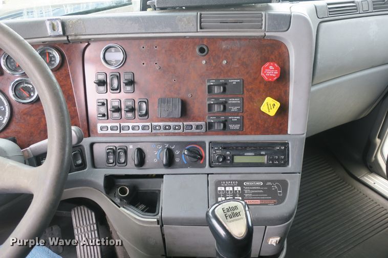 image for item DB10179 2002 Freightliner Century Class ST semi truck