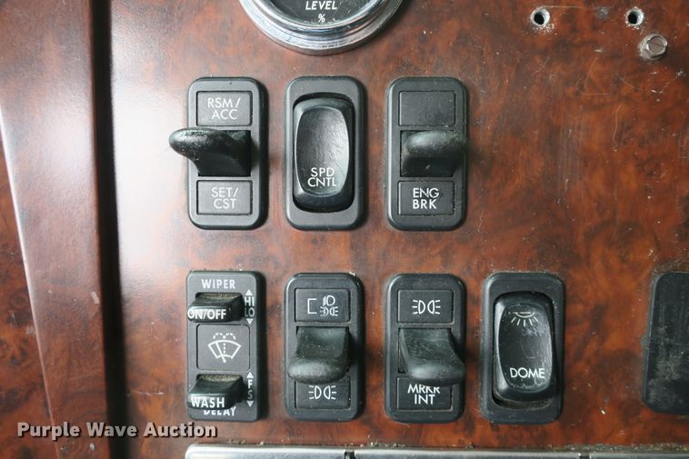 image for item DB10179 2002 Freightliner Century Class ST semi truck