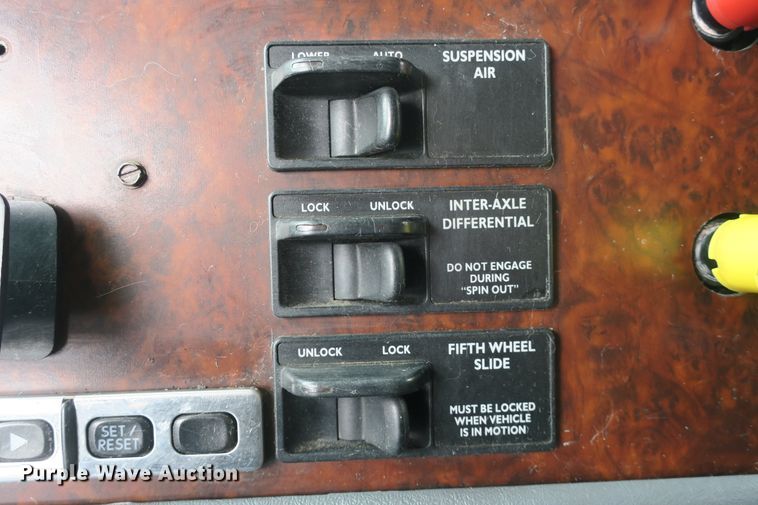 image for item DB10179 2002 Freightliner Century Class ST semi truck