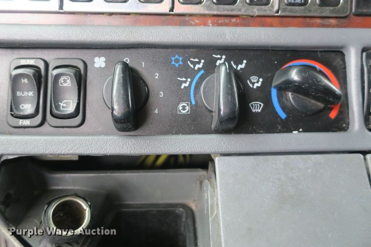 image for item DB10179 2002 Freightliner Century Class ST semi truck