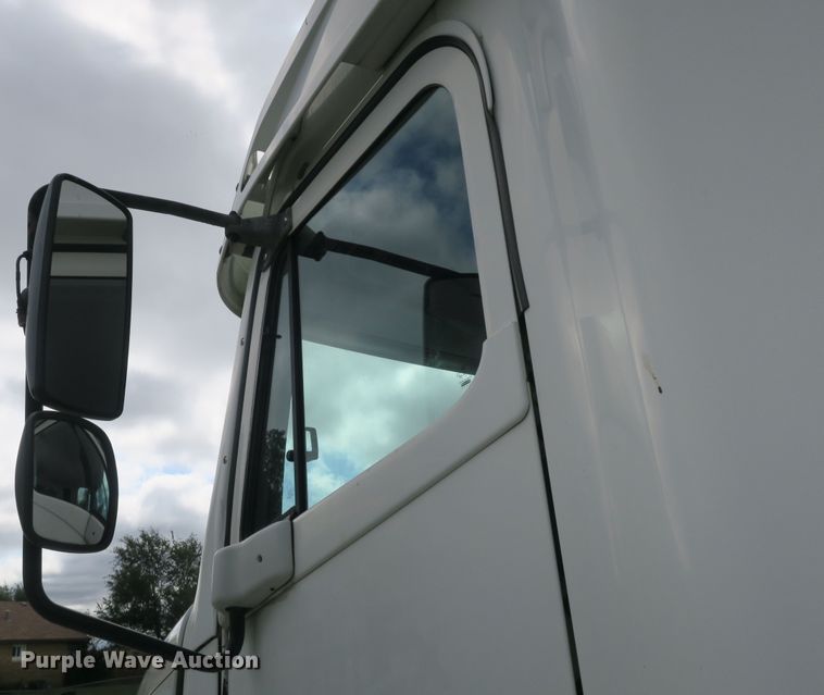 image for item DB10181 2004 Freightliner Columbia semi truck