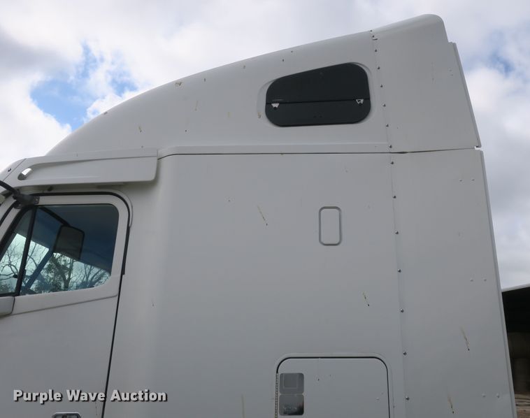 image for item DB10181 2004 Freightliner Columbia semi truck