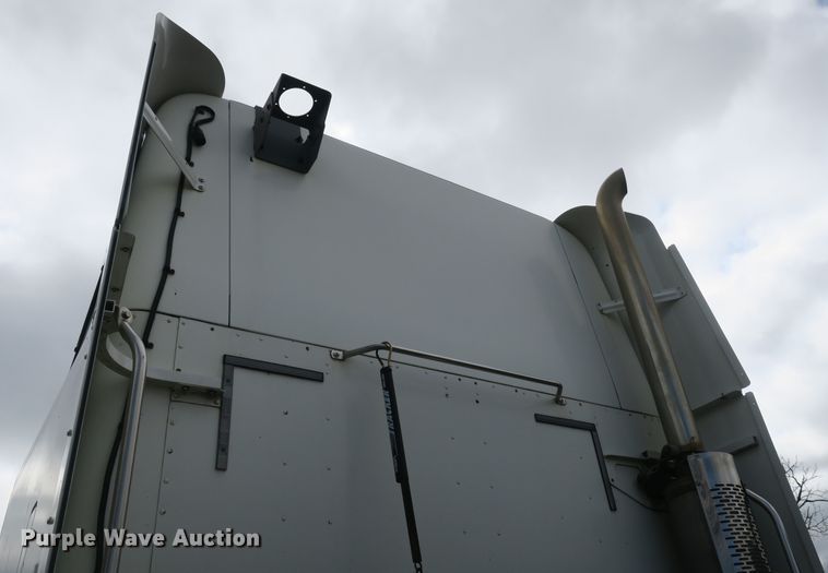 image for item DB10181 2004 Freightliner Columbia semi truck