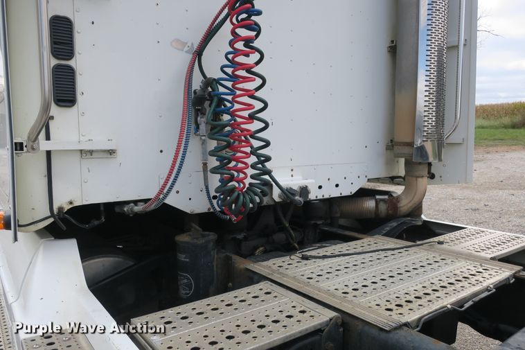 image for item DB10181 2004 Freightliner Columbia semi truck