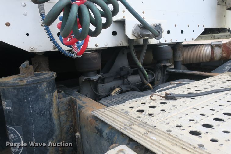 image for item DB10181 2004 Freightliner Columbia semi truck