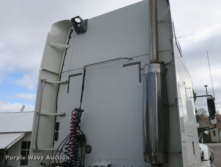 image for item DB10181 2004 Freightliner Columbia semi truck