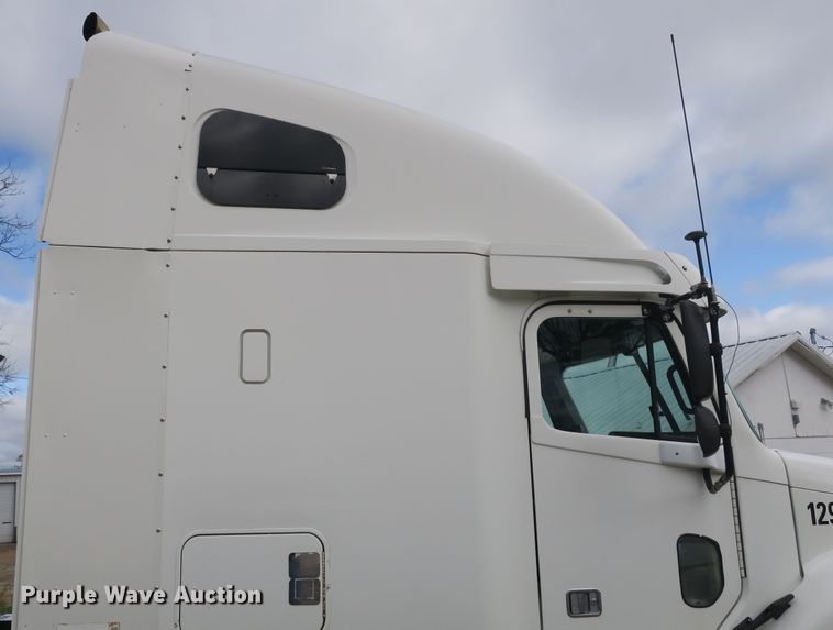 image for item DB10181 2004 Freightliner Columbia semi truck