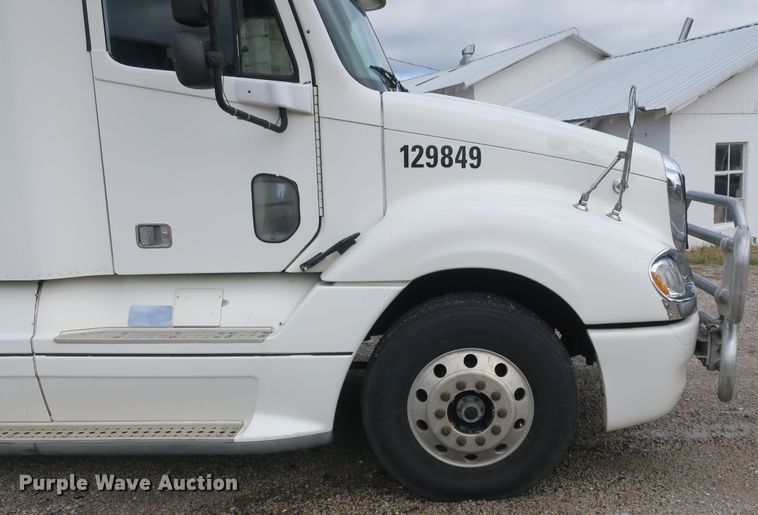 image for item DB10181 2004 Freightliner Columbia semi truck