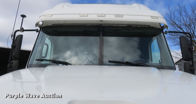 image for item DB10181 2004 Freightliner Columbia semi truck