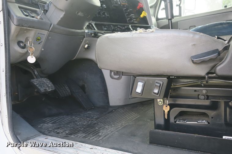 image for item DB10181 2004 Freightliner Columbia semi truck