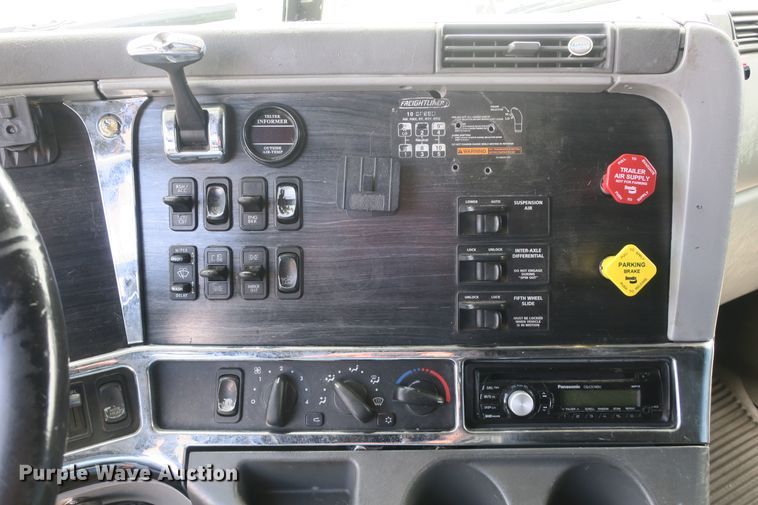 image for item DB10181 2004 Freightliner Columbia semi truck