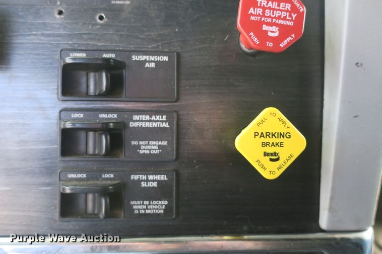 image for item DB10181 2004 Freightliner Columbia semi truck