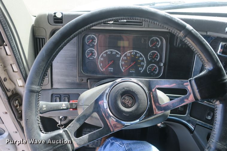 image for item DB10181 2004 Freightliner Columbia semi truck