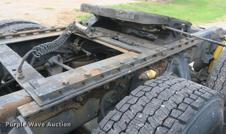 image for item DB10181 2004 Freightliner Columbia semi truck