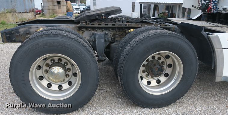 image for item DB10181 2004 Freightliner Columbia semi truck