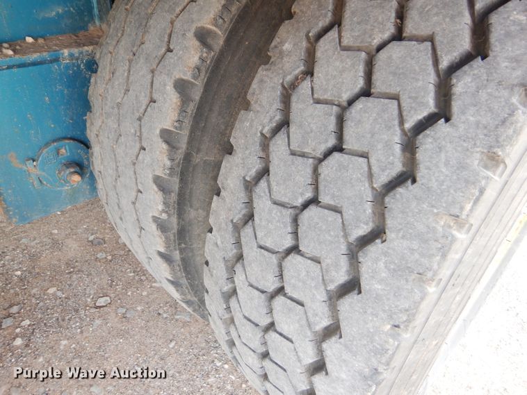 image for item DD4470 2007 Lode King drop deck trailer