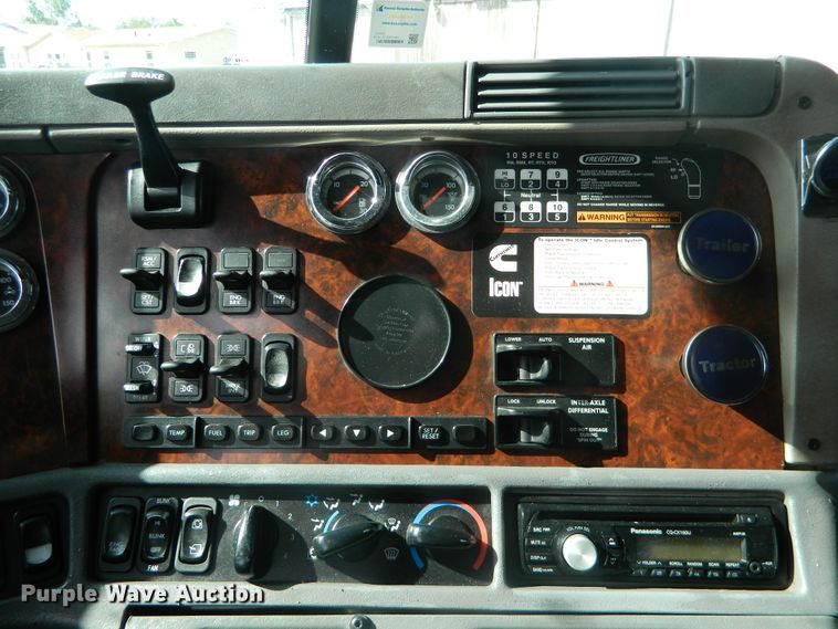 image for item DE4351 2003 Freightliner Century Class CST120 semi truck