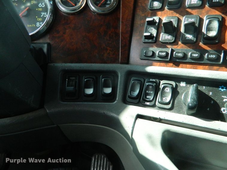 image for item DE4351 2003 Freightliner Century Class CST120 semi truck