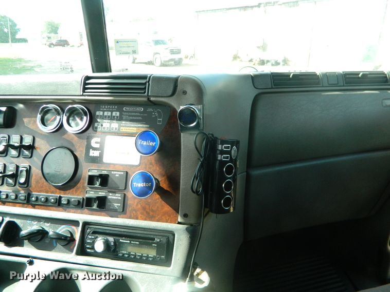 image for item DE4351 2003 Freightliner Century Class CST120 semi truck